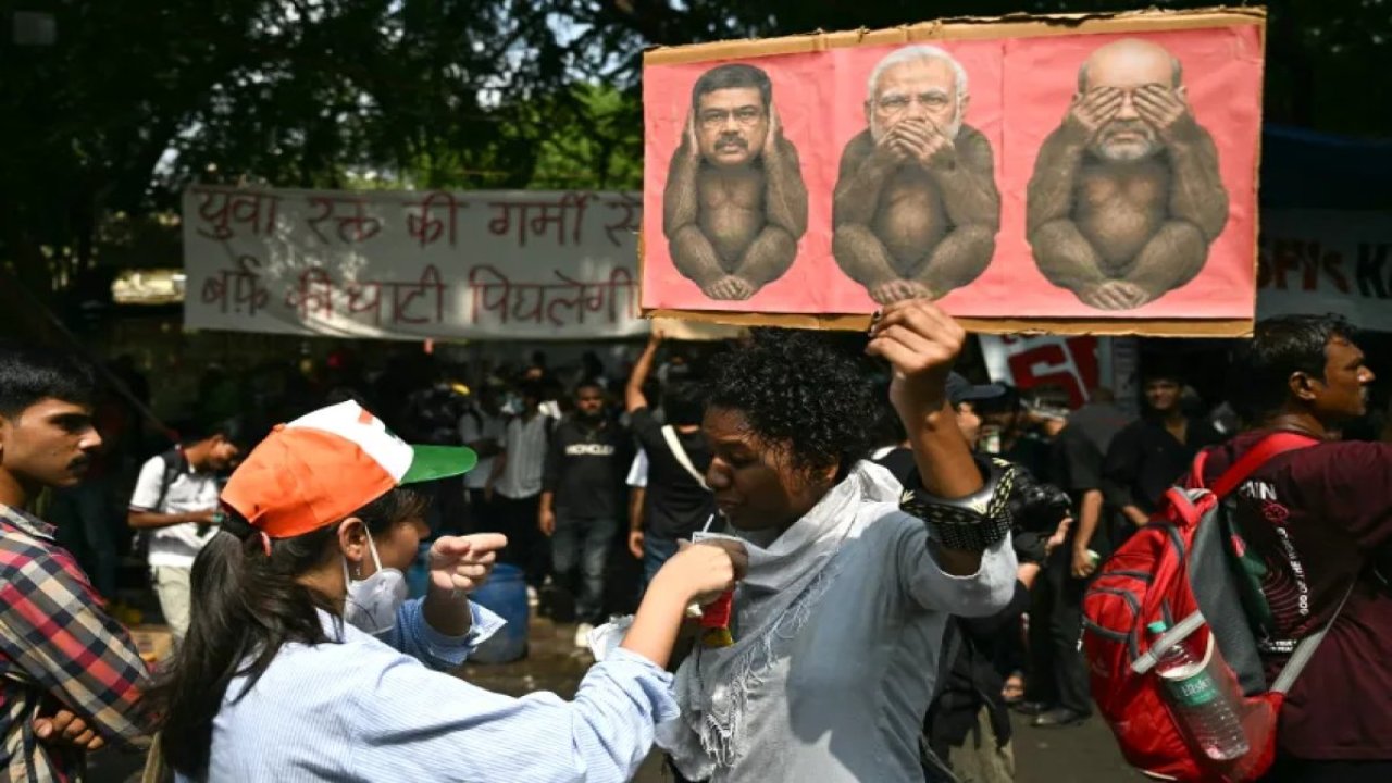 Hindistan'da sınav usulsüzlüğü protestoları sürüyor! Başbakan Modi'den açıklama geldi