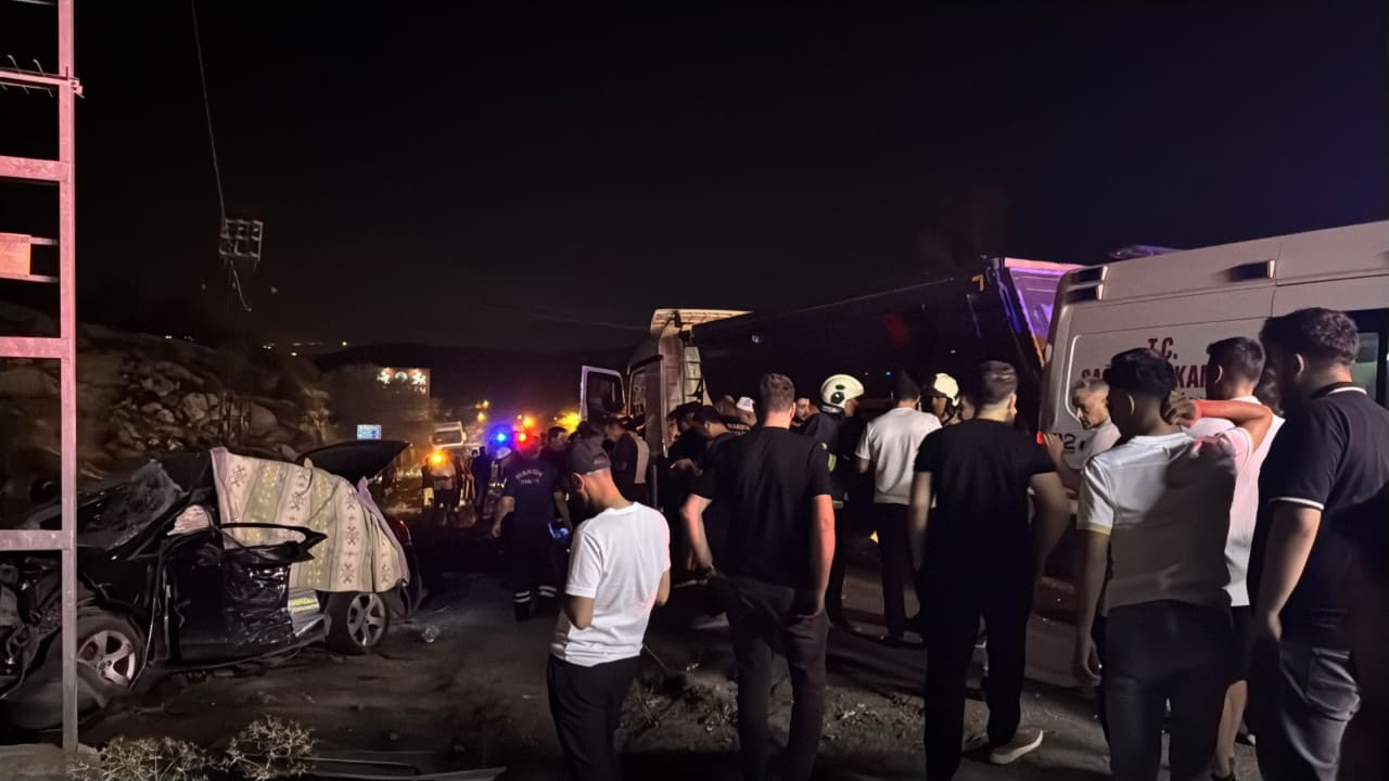 Mardin'de feci kaza! Otomobil ile kamyon çarpıştı: 2 ölü, 6 yaralı