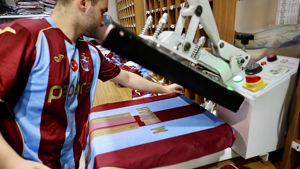 Mohamed Salah Heyecanı Trabzon'u Sardı! Taraftarlar Mağazalara Akın Etti!