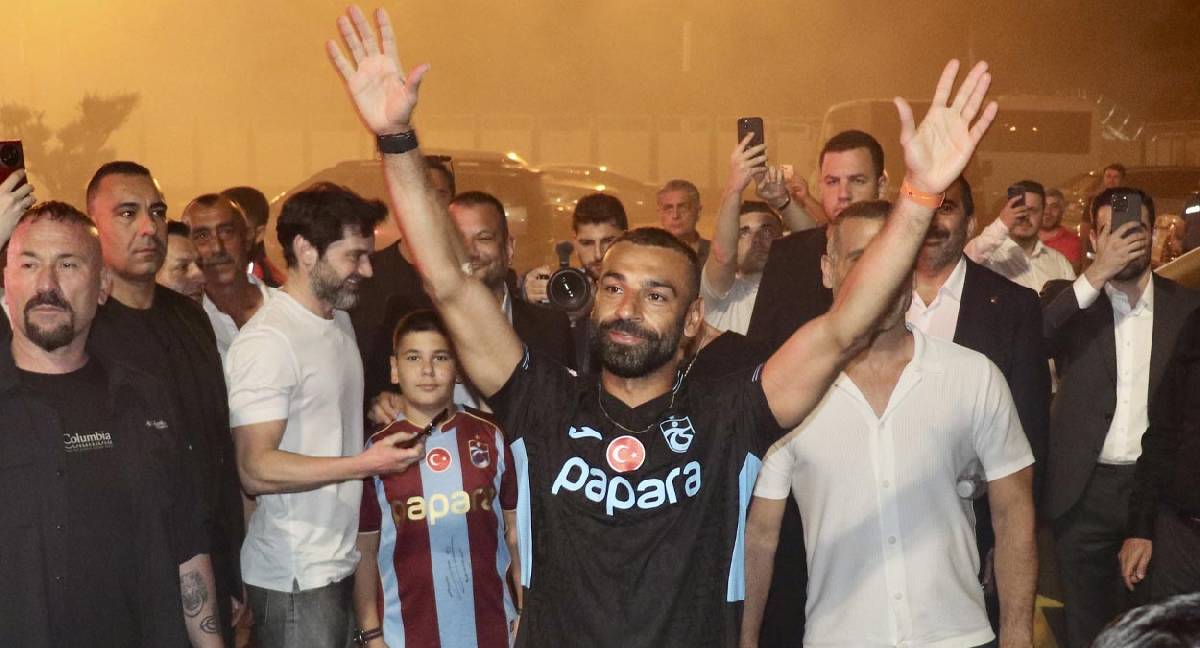 Salah Trabzon'u salladı! Binlerce taraftar havalimanına akın etti