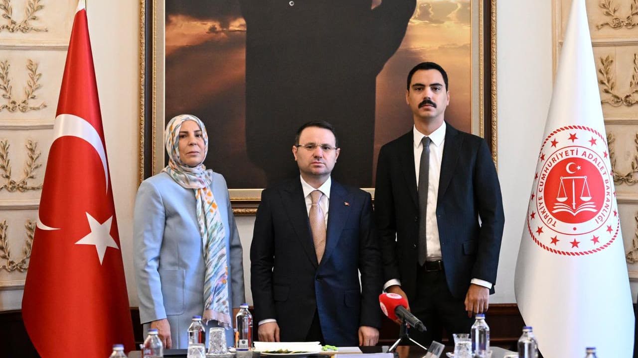 Bakan Gürlek, Muhsin Yazıcıoğlu'nun ailesiyle görüştü: Bu cinayeti çözmek boynumuzun borcu