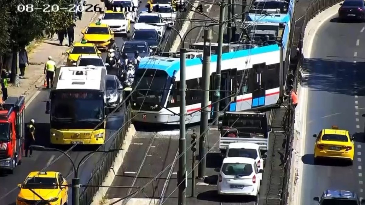 Beyoğlu’nda tramvay raydan çıktı!