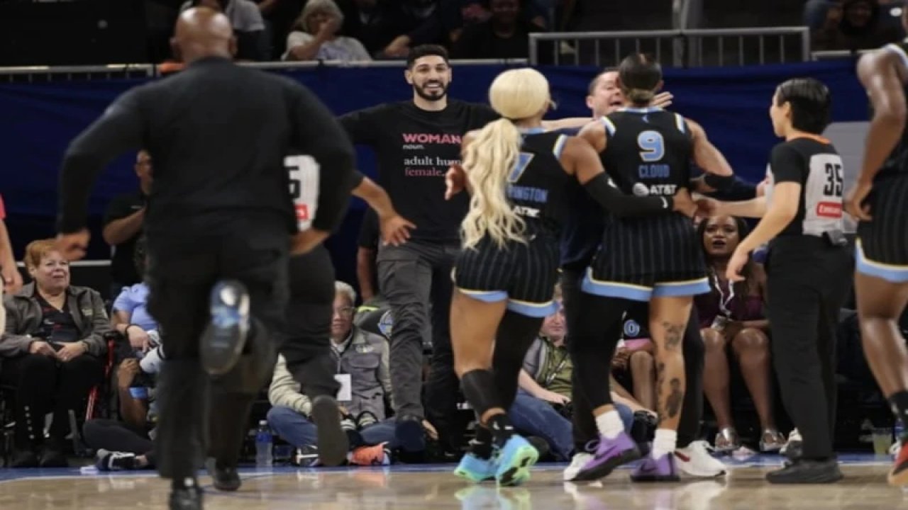 FETÖ'cü Enes Kanter WNBA maçında gerilim yaşadı! kadın basketbolcular tarafından salondan atıldı!