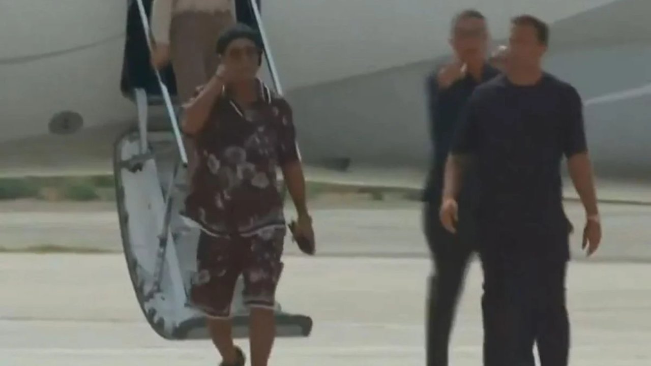 11 yıl sonra sahalara dönen Ronaldinho, daha maç başlamadan şov yaptı!
