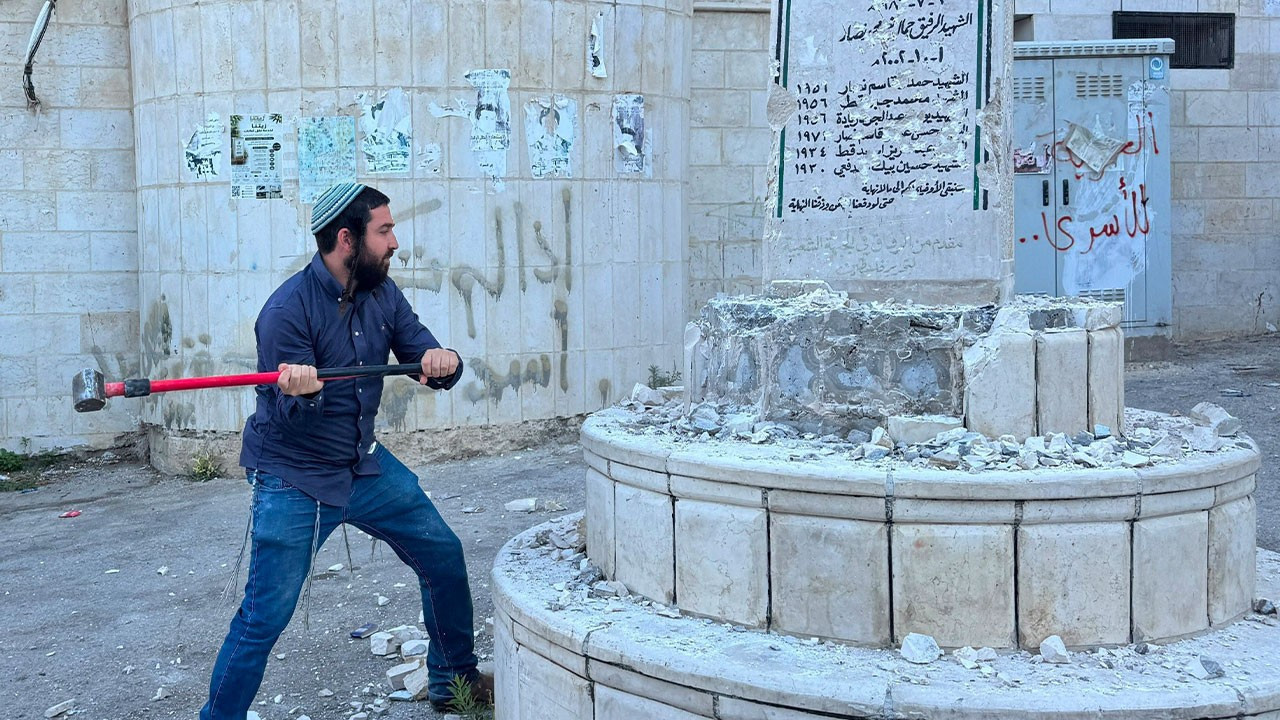 İsrail’den Batı Şeria’da skandal görüntü! Şehitler Anıtı’nı balyozla yıktı!
