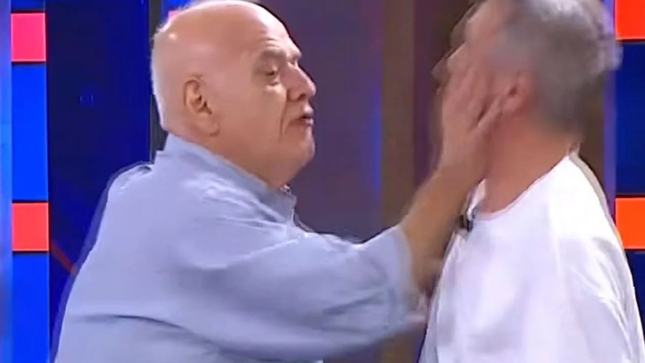 Canlı yayında şaşırtan anlar! Ahmet Çakar, Abdülkerim Durmaz’a tokat attı!