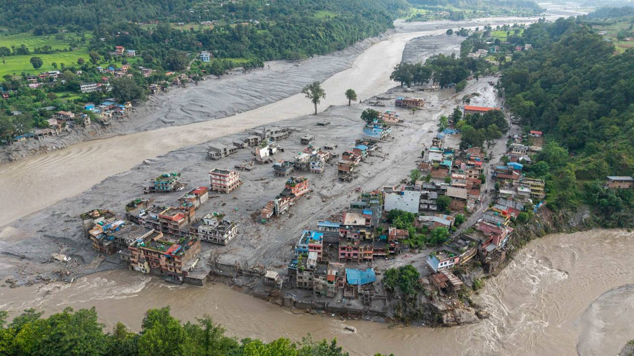 Buzul çöktü, sel vurdu: Nepal’de bilanço ağırlaşıyor, 2 bin 500 kişi kayıp!
