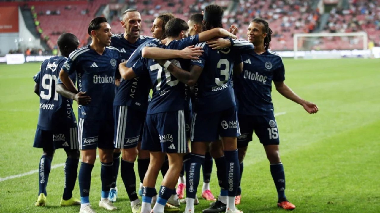 Fenerbahçe'de 4 veda birden! Canlı yayında açıklandı!