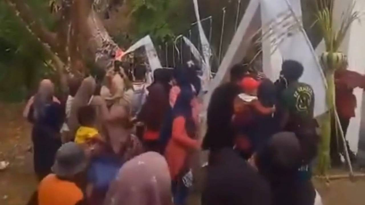 Yeni açılan köprü tören sırasında çöktü! 50’den fazla kişi üzerindeydi!