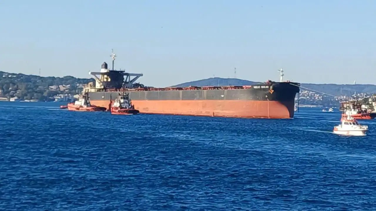 Rusya'da vurulan gemi İstanbul Boğazı'ndan geçti!