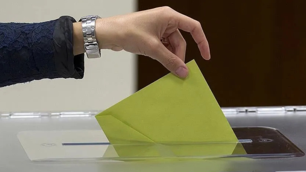 İzmir'de Dikkat Çeken Anket Sonucu: CHP Yüzde 4'e Geriledi, YENİ Parti Öne Çıktı!