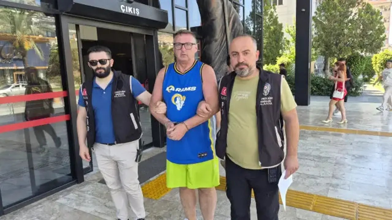 Alanya’da Türk bayrağına tüküren İngiliz turist tutuklandı!