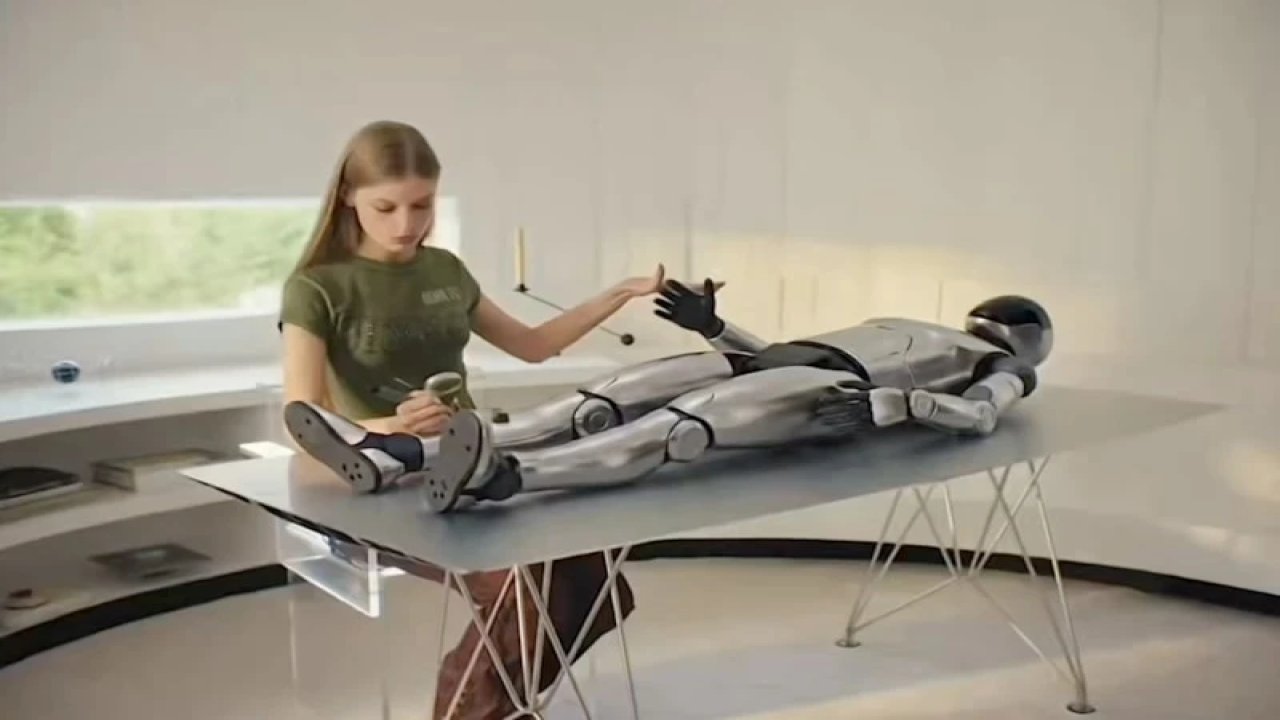 Elon Musk’ın kızı Vivian Wilson, babasının robotları ile reklamda dalga geçti!