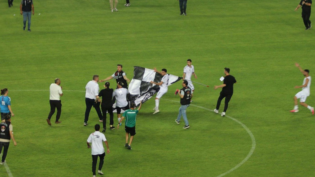 Tarihi derbi olaylı bitti: Altay bayrağını santraya dikmeye kalkınca ortalık karıştı!