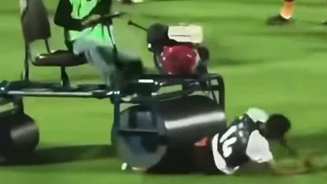 Dünyaca ünlü futbolcu ölümden döndü! Bacağını çim silindirinin altında kaldı!