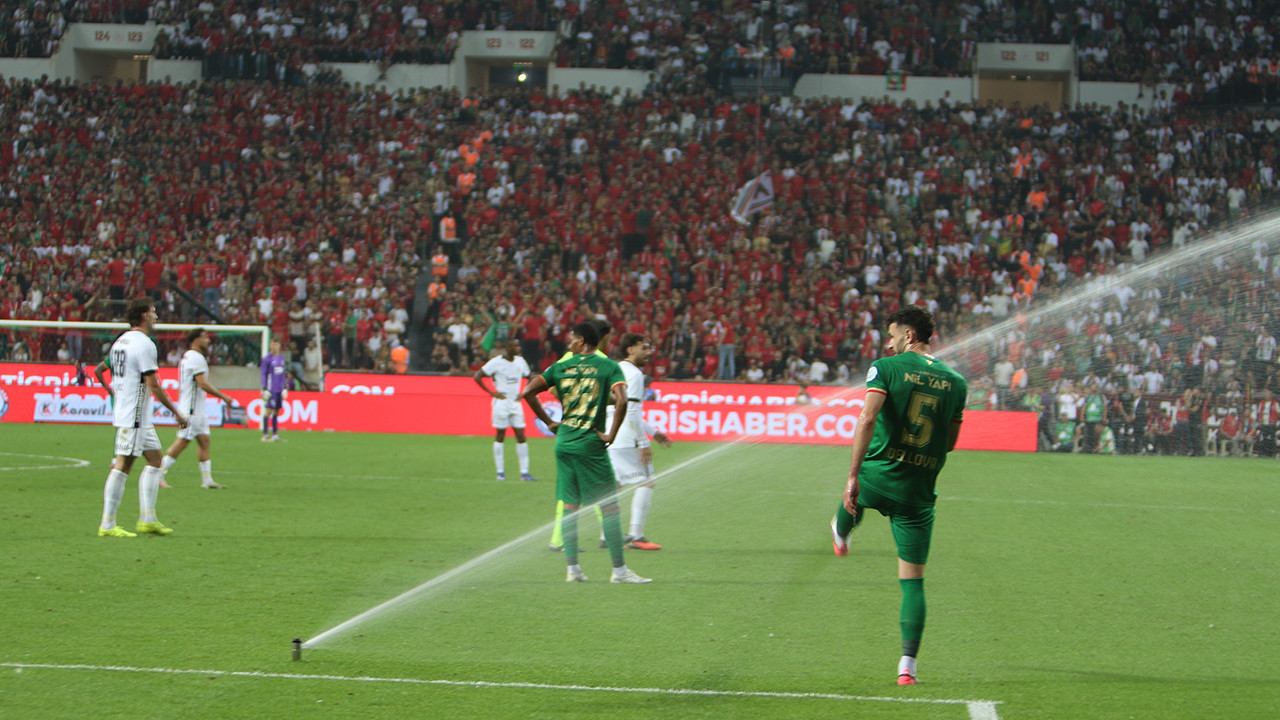 Amedspor-Beşiktaş maçında şaşkına çeviren anlar! Maç oynanırken fıskiyeler açıldı!