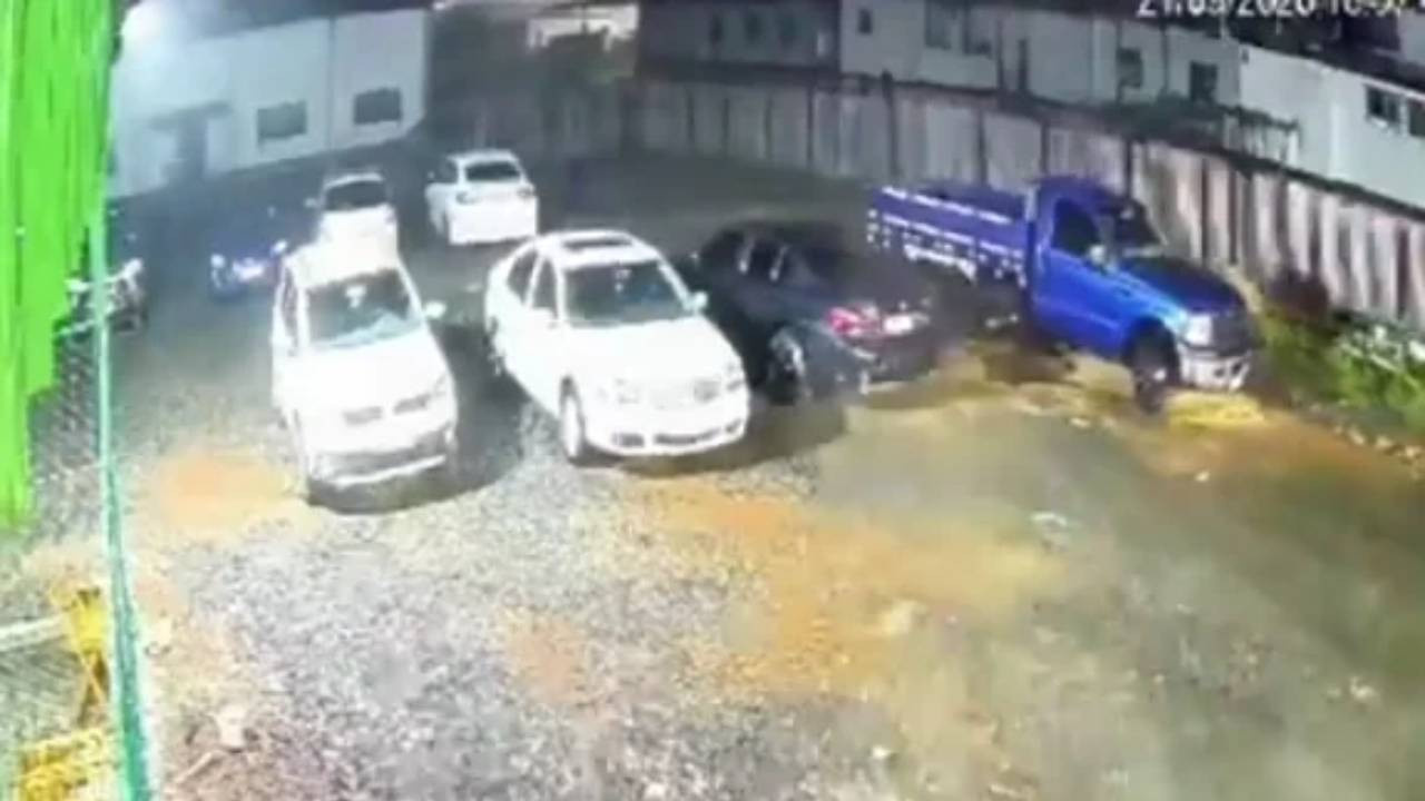 Fırtınanın Şiddeti Böyle Görüntülendi! Otomobil Havada Savrulup Başka Aracın Üzerine Düştü!