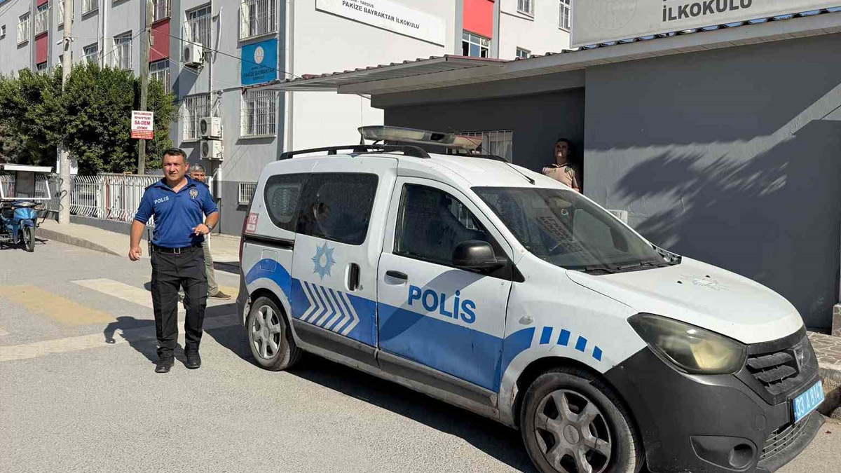 İstiklal Marşı sırasında ortaya çıktı: 7 yaşındaki öğrencinin çantasından tabanca çıktı!