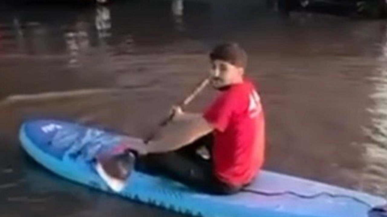 Sağanak Sonrası İlginç Görüntü! Su Basan Sokakta SUP Keyfi Yaptı!