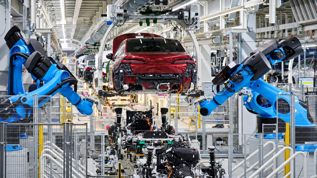 Otomotiv Devinde Büyük Sarsıntı! BMW 8 Bin Kişiyi İşten Çıkaracak!