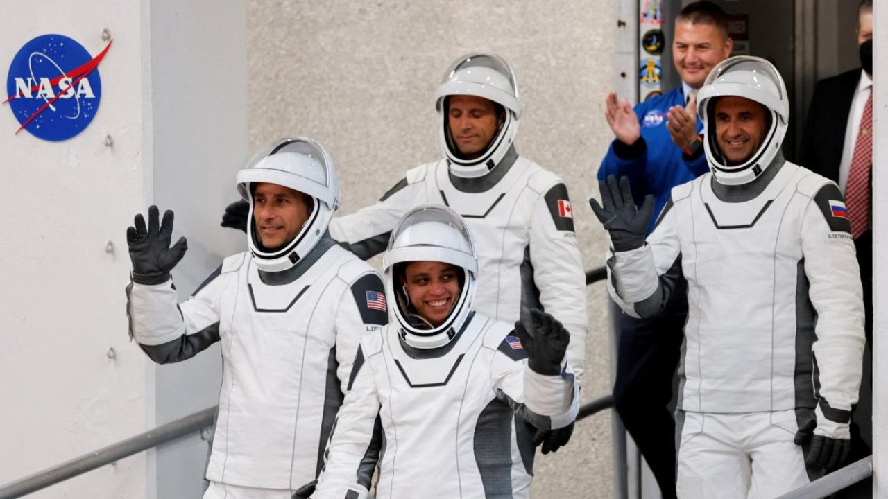 SpaceX'ten Tarihi Görev: 4 Astronot 6 Aylığına Uzaya Gönderildi!