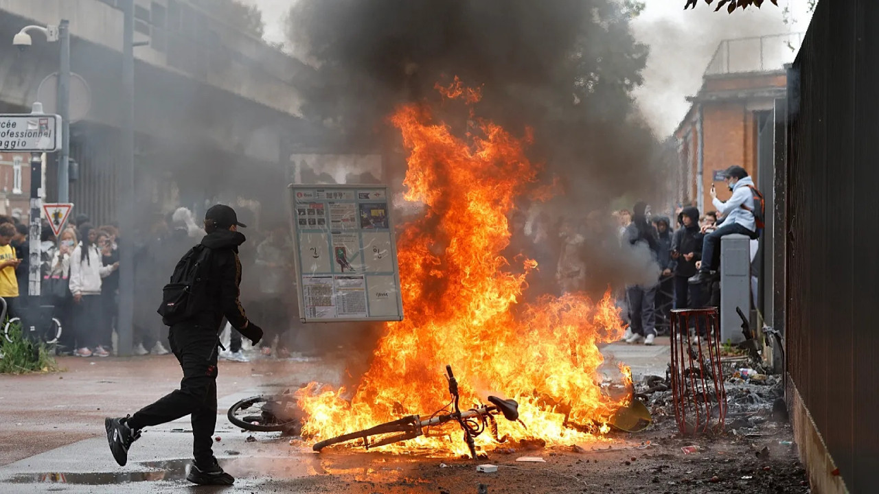 Fransa’da Protestolar Büyüdü: 24 Okul Ateşe Verildi, 500 Okulda Eğitim Durdu!