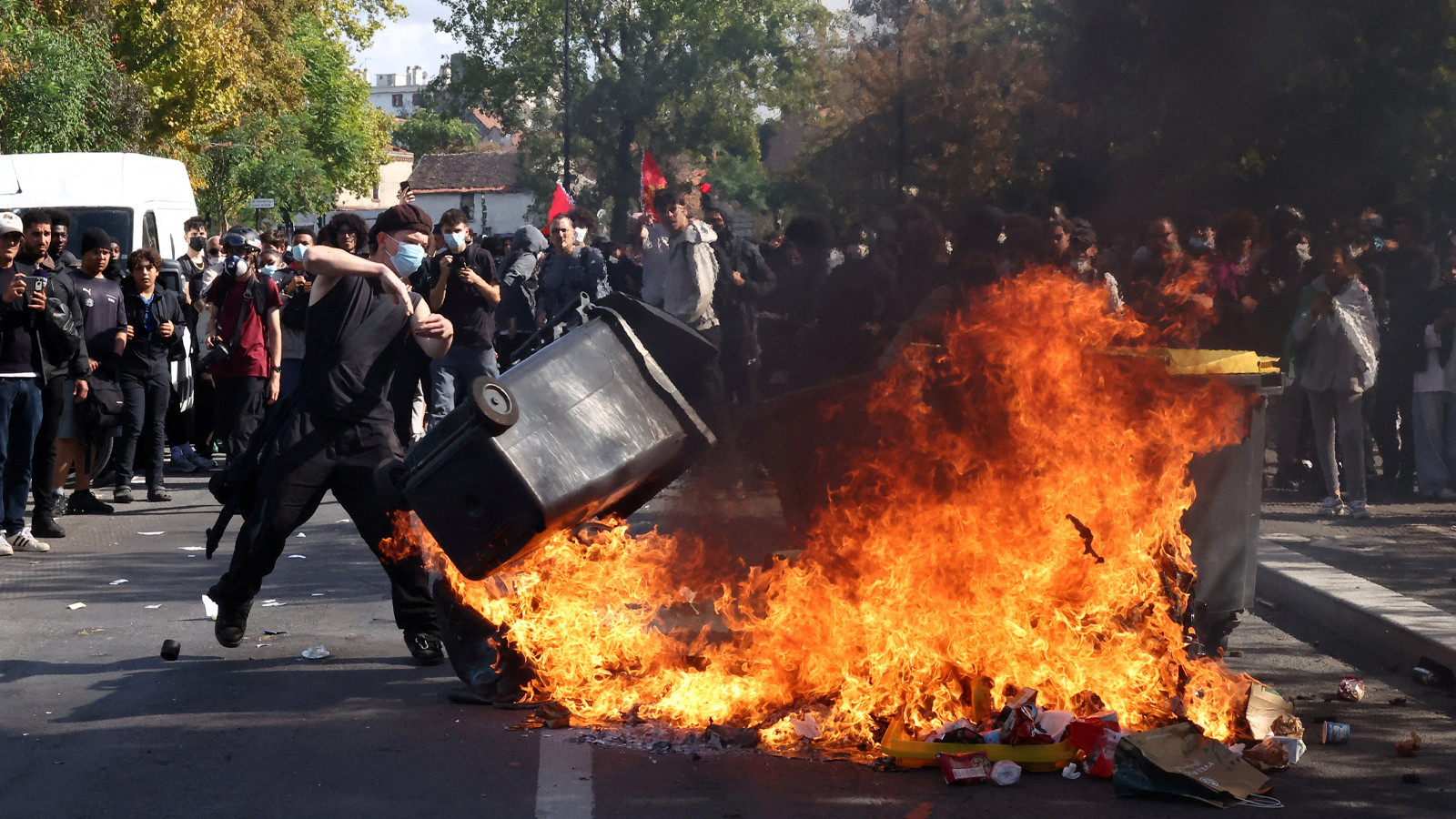 Fransa’da Protesto Dalgası Büyüyor: 5 Bin Gözaltı, Yüzlerce Okul Kapandı!