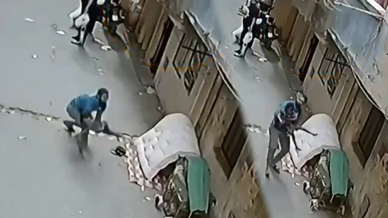 Mısır’da Yürekler Ağza Geldi! İkinci Kattan Düşen Çocuğu Havada Yakaladı!