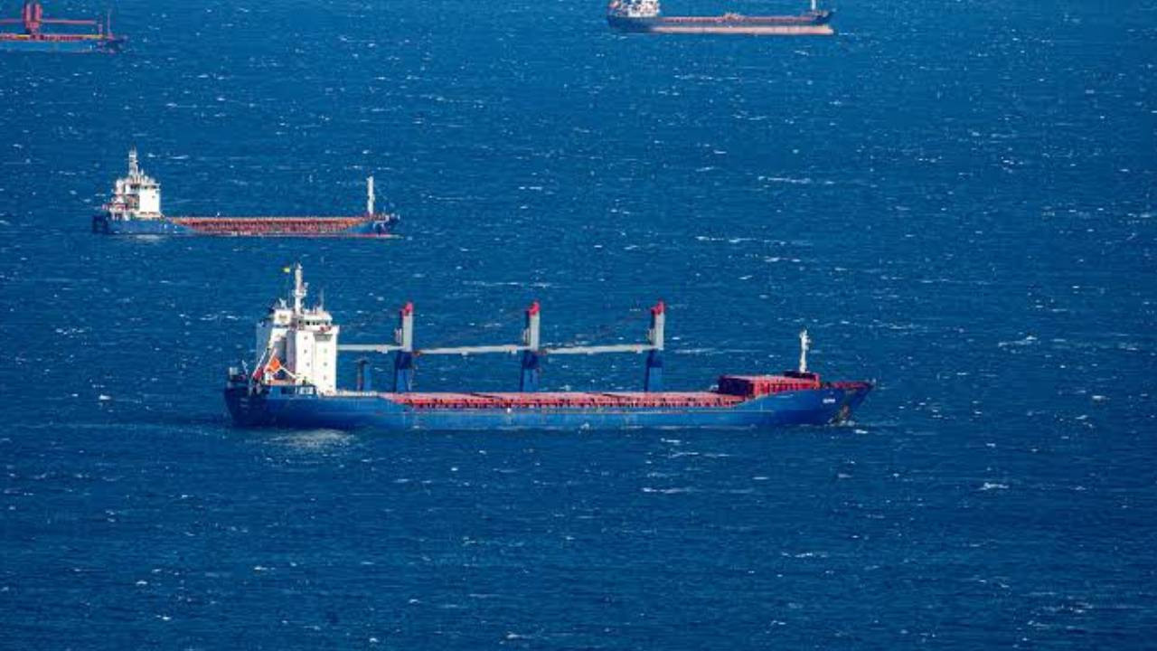 Karadeniz’de İHA Alarmı! İki Gemi Vuruldu, Biri Battı: 11’i Türk 18 Kişi Kurtarıldı!