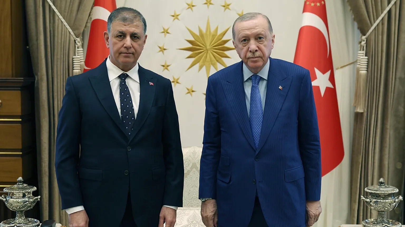İzmir’de bir ilk yaşandı: Erdoğan rozetini taktı, Cemil Tugay AK Parti’ye katıldı