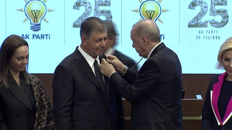 Cemil Tugay AK Parti kürsüsünde Erdoğan'a övgü yağdırdı: “Büyük liderimiz”