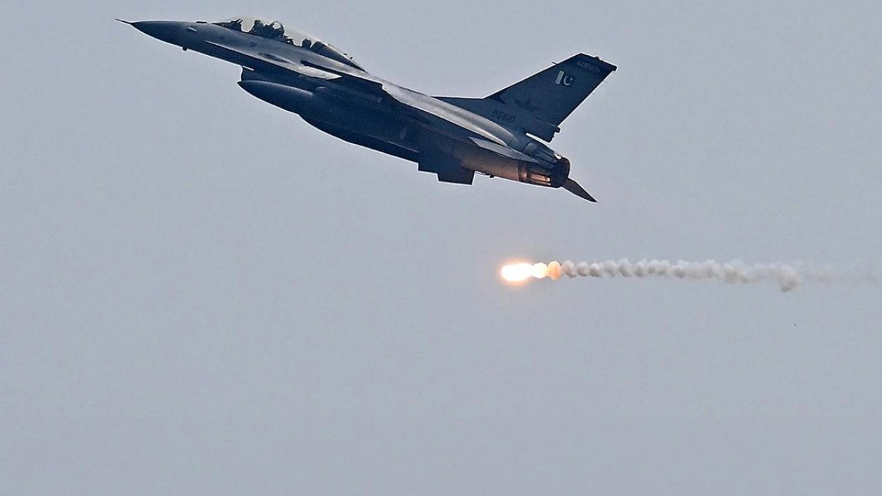Pakistan Savaşa Hava Gücüyle Katıldı! Savaş Uçakları Bomba Yağdırdı!