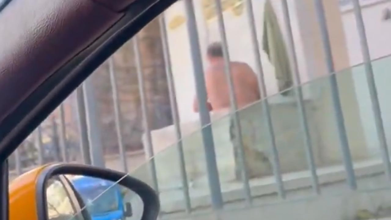 Görenler Şoke Oldu! Bağdat Caddesi’nde Sokak Ortasında Soyunup Duş Aldı!