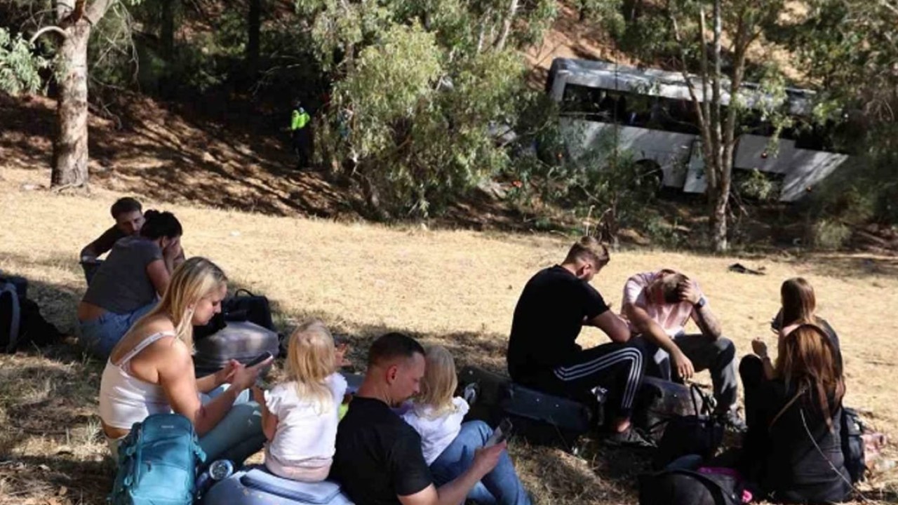Turistleri Taşıyan Otobüs Şarampole Uçtu! Feci Kazada 2 Ölü, 9 Yaralı!