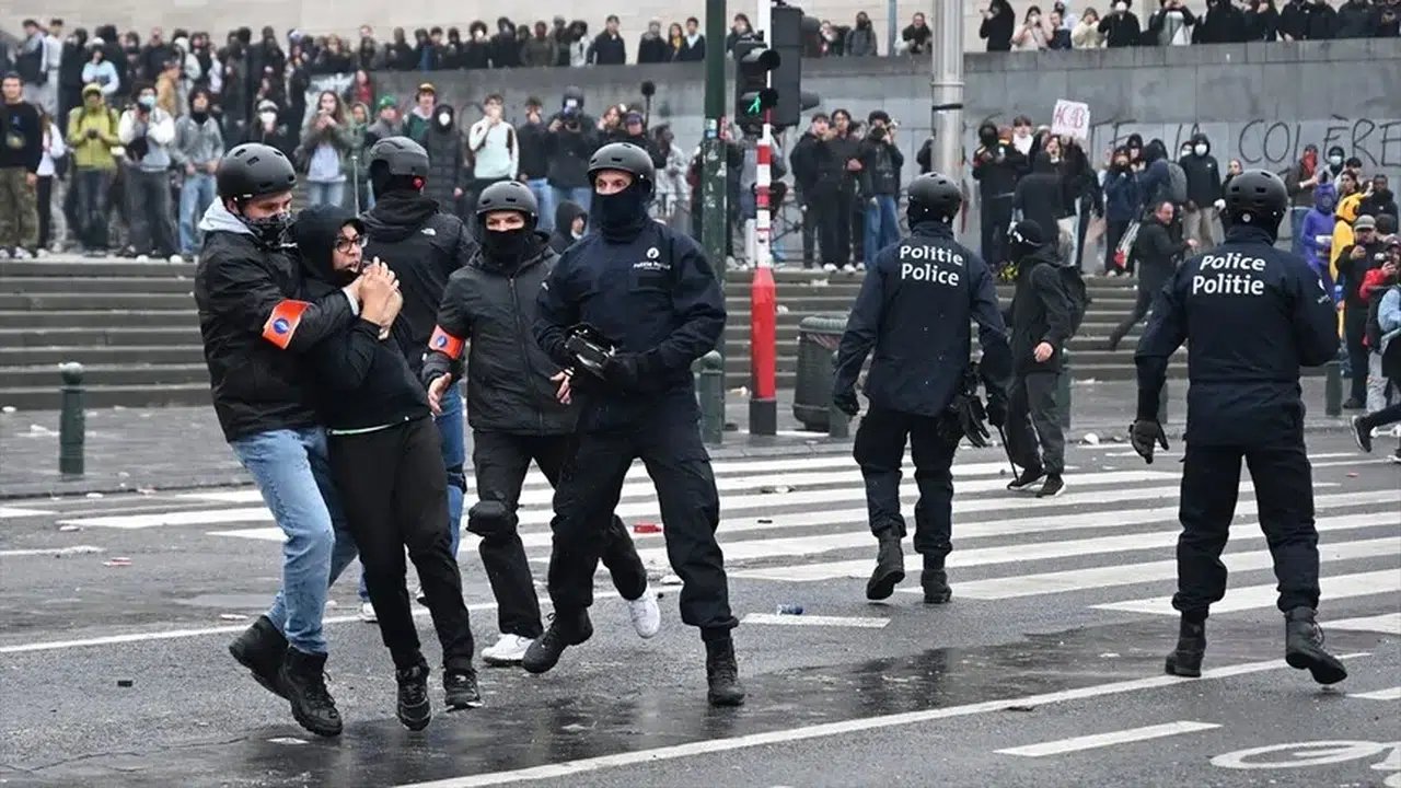 Belçika’da Kemer Sıkma Politikalarına Karşı On Binler Sokaklara Döküldü!