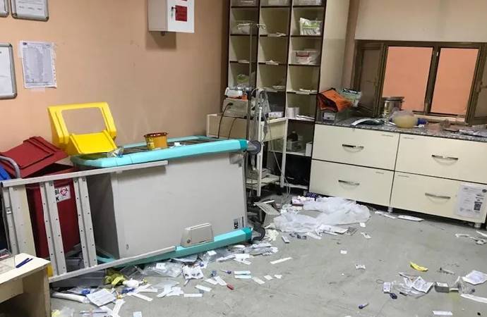 Hasta yakınlarından acil servis ekibine taşlı sopalı saldırı!
