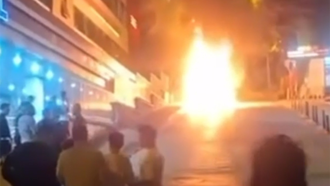 İstanbul'da Korkutan Yangın! Hafif Ticari Araç Alev Topuna Döndü!