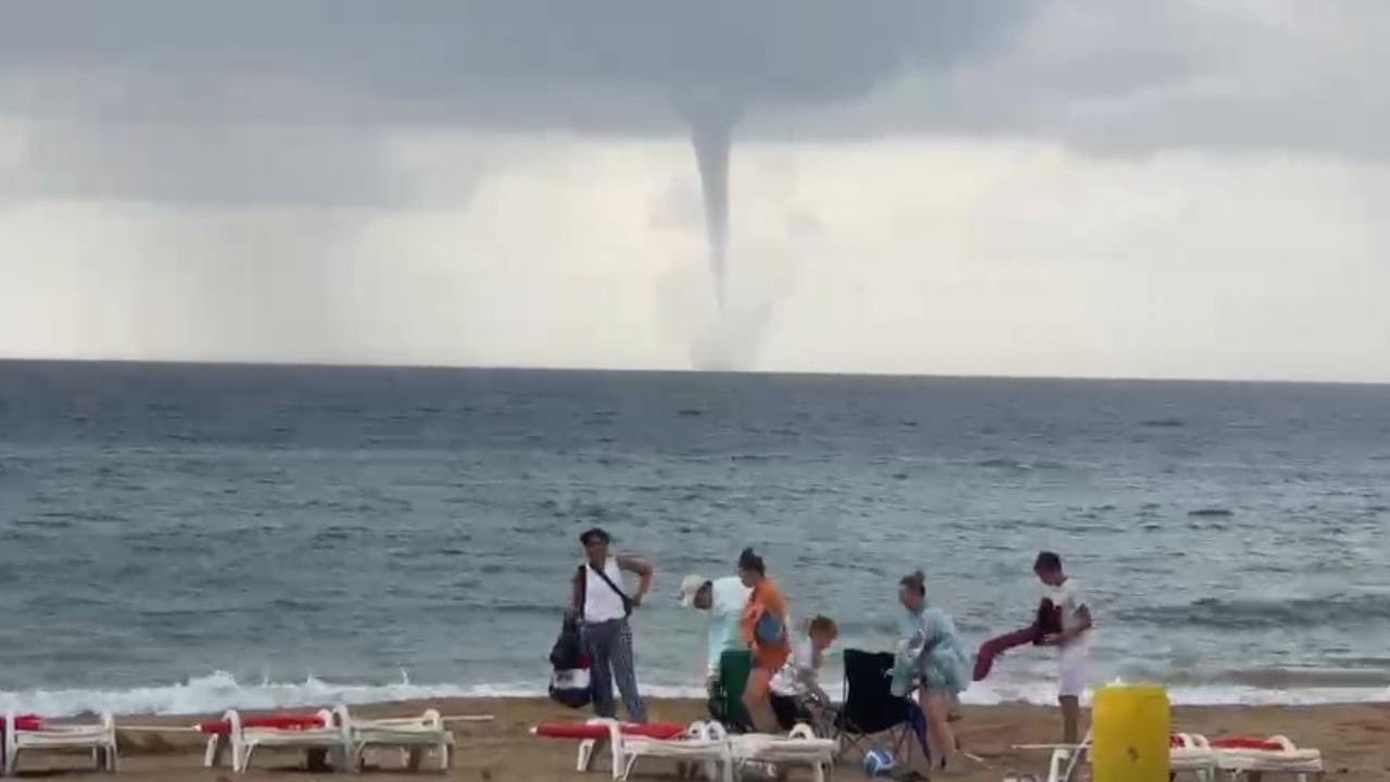 Alanya’da Denizde 3 Hortum Birden Oluştu! Turistler Yüzmeye Devam Etti!