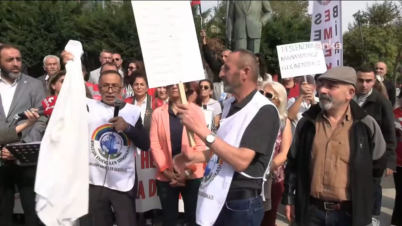 Emeklilerden Kartal’da kefenli protesto: “Bu kefeni alın, siz giyin”