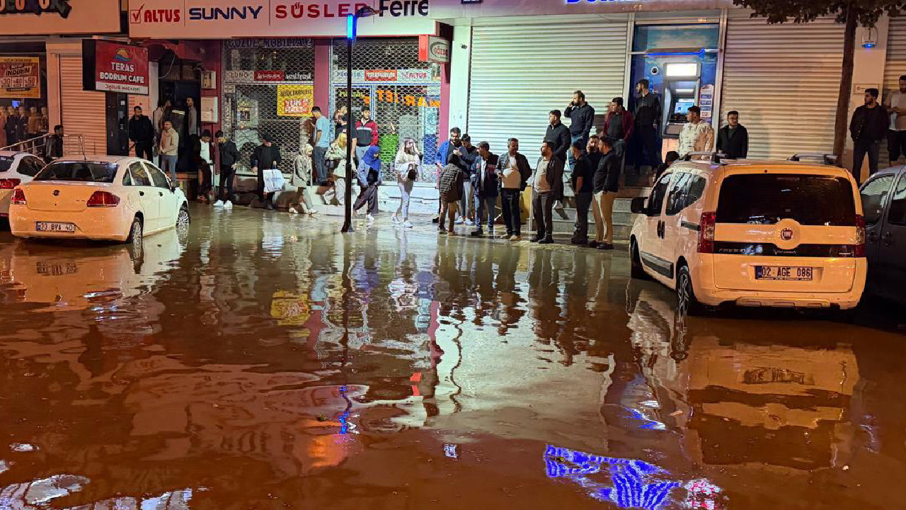 Sağanak Bir Anda Bastırdı! Araçlar Sular Altında Kaldı, Cadde Çöktü!