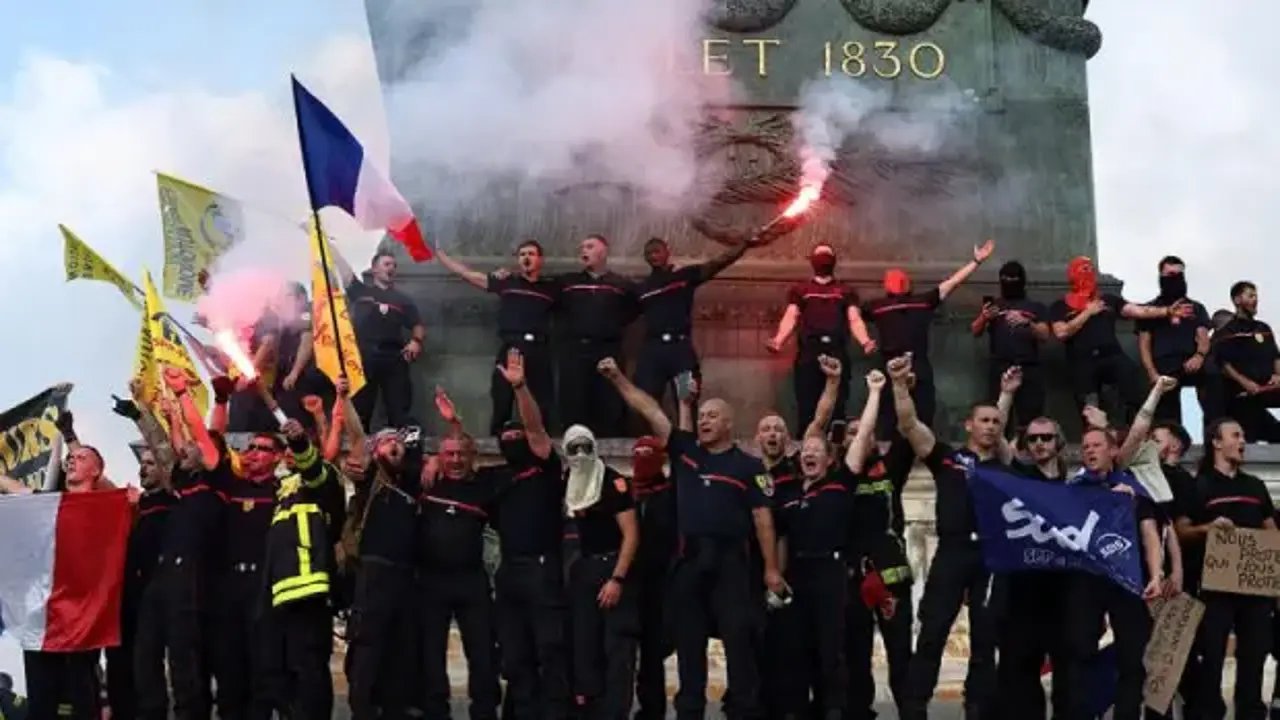 Fransa’da Eğitim Krizi Büyüyor! Yüz Binlerce Kişi Sokaklara Çıktı!