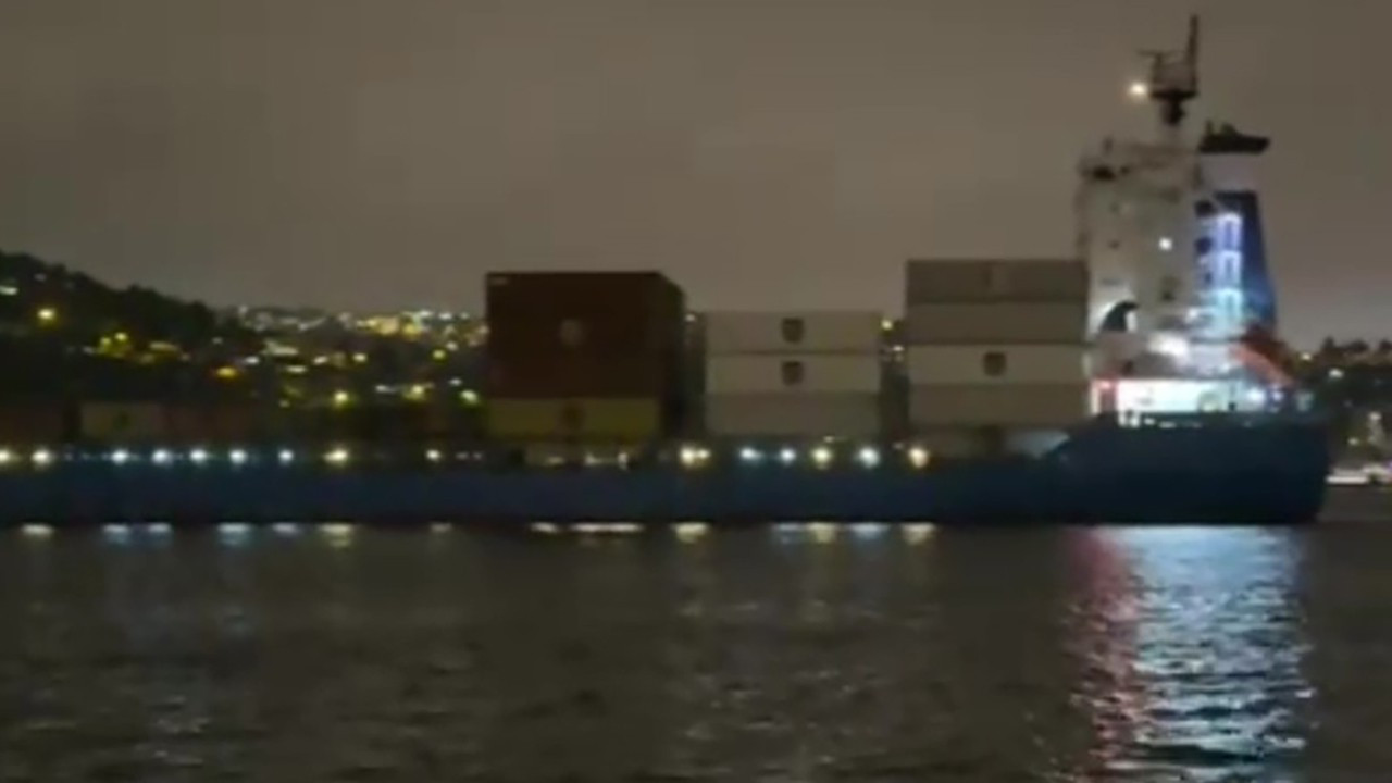 İstanbul Boğazı'nda Arızalanan Gemi Kıyıya Metreler Kala Sürüklendi Ve Ters Döndü!
