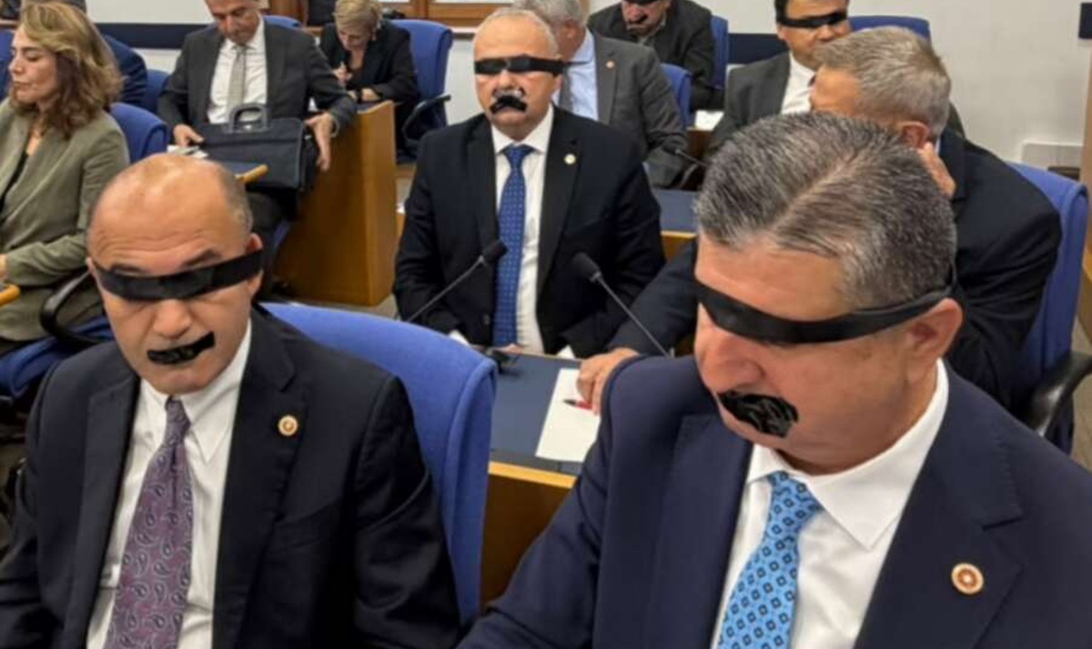 YENİ Parti'den Halk TV protestosu: Milletvekilleri ağızlarını ve gözlerini siyah bantlarla kapattı