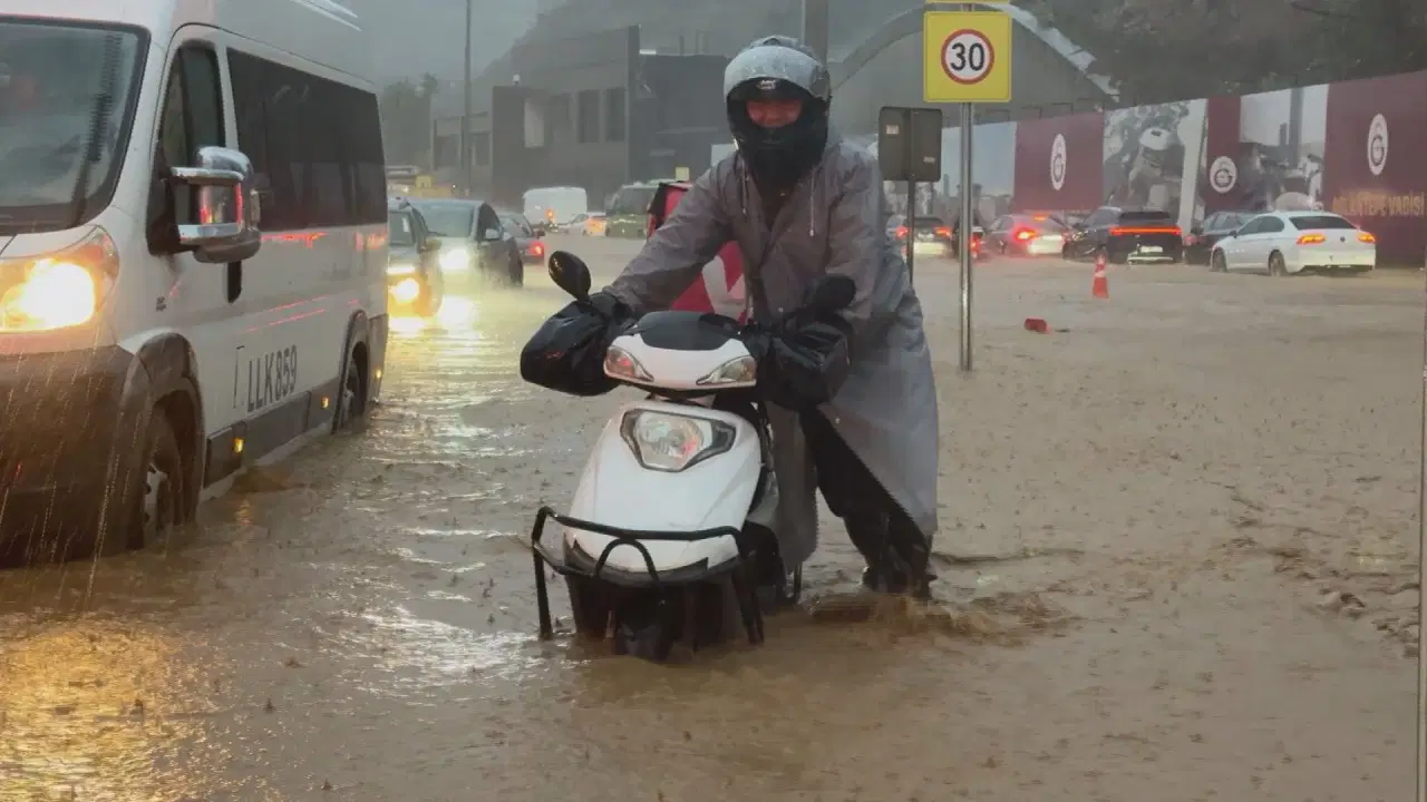 İstanbul'da sağanak dehşeti! Sarıyer'de araçlar sel sularına kapıldı