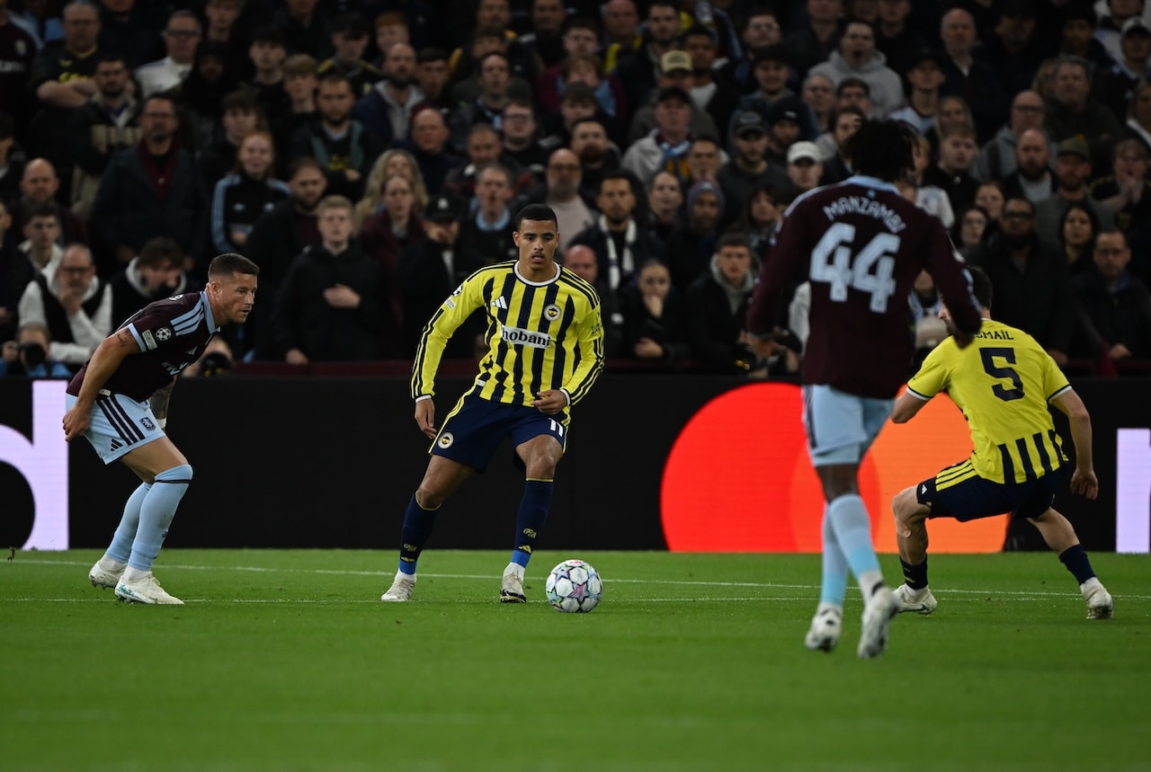 Fenerbahçe'nin yıldızına İngiltere'de protesto! Top ayağına geldikçe yuhalandı
