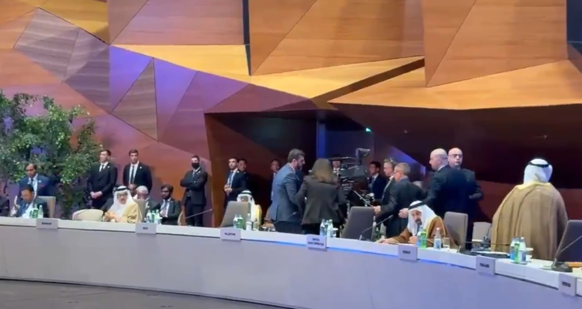 Azerbaycan’daki zirvede dikkat çeken anlar! Türk heyeti masadan kalktı