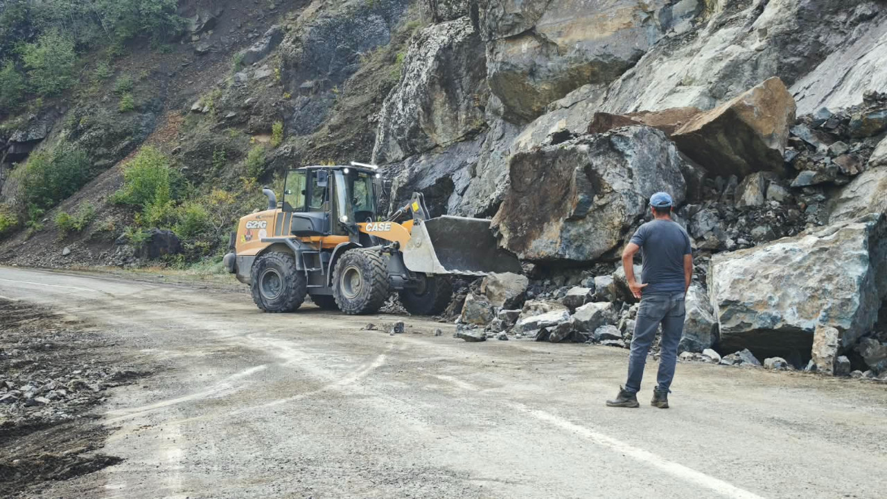Artvin Şavşat'te heyelan nedeniyle köy yolu ulaşıma kapandı