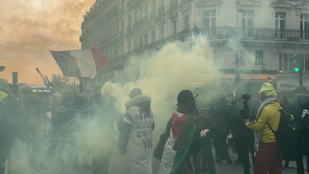 Fransa’da Sarı Yelekliler 6 yıl sonra yeniden sokağa indi! Paris’te mağazalar yağmalandı!