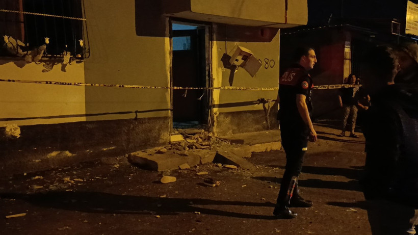 Adana’da 5 kişinin yaşadığı eve el yapımı bomba atıldı: Özel harekat ekipleri sevk edildi!