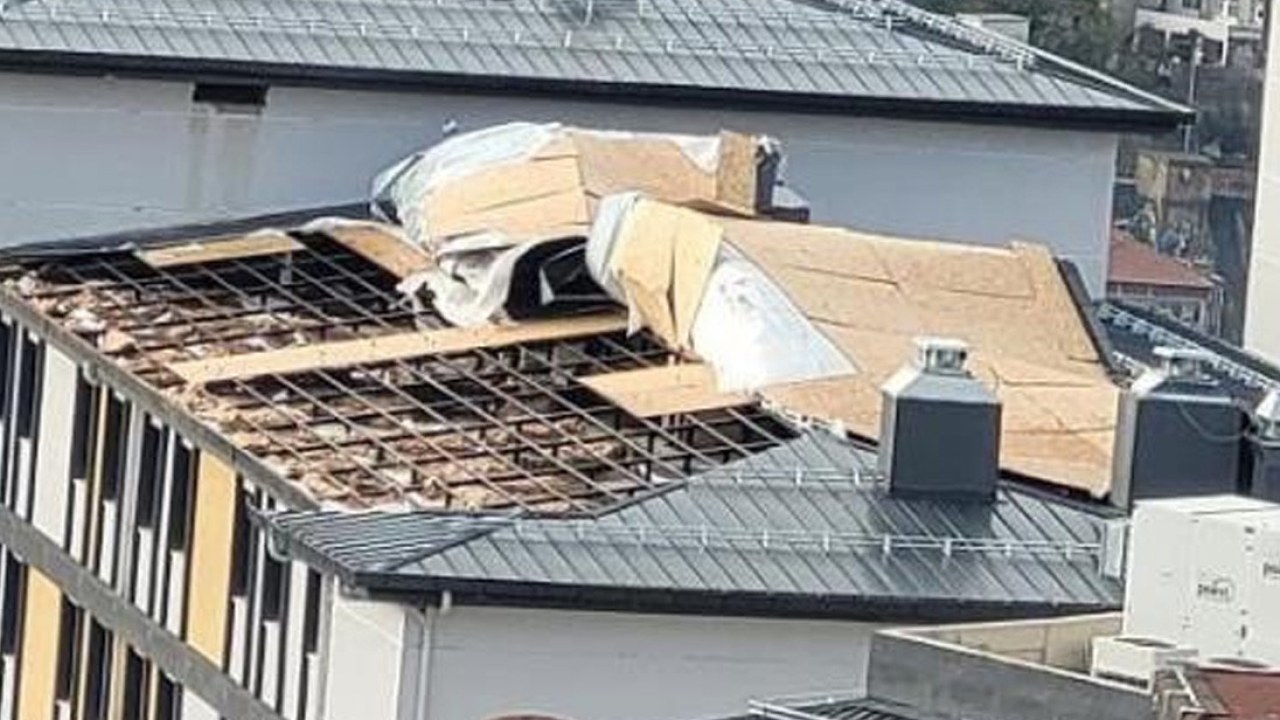 Fırtına Çıktı! KYK Kız Öğrenci Yurdunun Çatısı Kağıt Gibi Uçtu!
